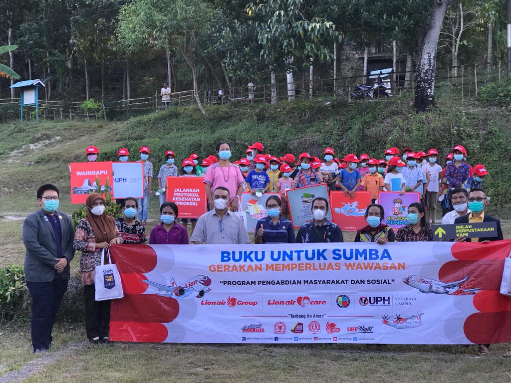 UPH Kampus Surabaya dan Lion Air Group Melaksanakan Program Sosial “Buku dan Gerakan Membaca untuk Makamenggit, Sumba Timur”